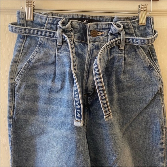 HOLLISTER Ultra High-Rise Mom Jean - Picture 6 of 12